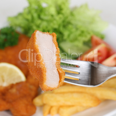 Wiener Schnitzel Kotelett essen mit Gabel