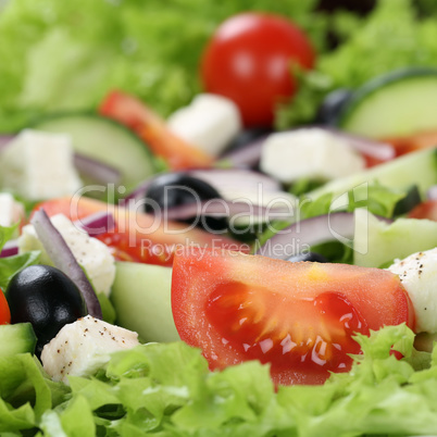 Griechischer Salat mit Tomaten, Käse und Oliven Nahaufnahme