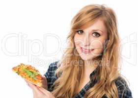 Blonde junge Frau hält ein Stück Pizza