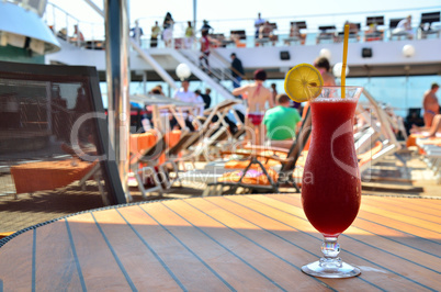 roter coctail am schiff