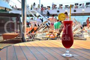 roter coctail am schiff