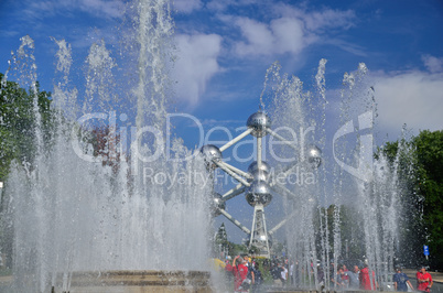 atomium mit springbrunnen