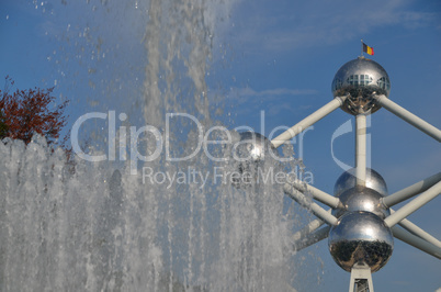 atomium mit wasser