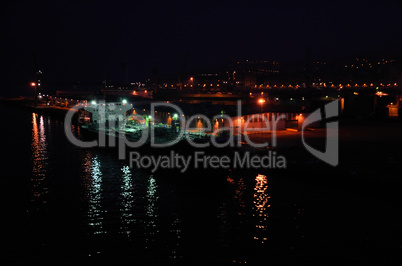 hafen mit schiff in der nacht