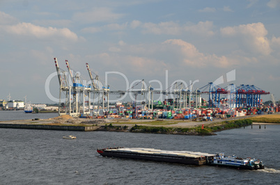 hamburg mit frachtschiff und container