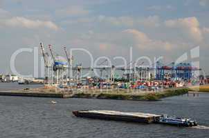 hamburg mit frachtschiff und container