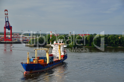 kontainerschiff beim umdrehen in hafen