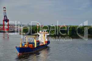 kontainerschiff beim umdrehen in hafen