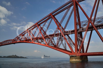 rote bruecke und kreuzfahrtschiff