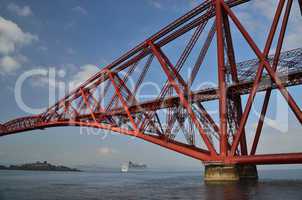 rote bruecke und kreuzfahrtschiff