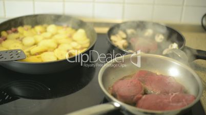 Steak und Bratkartoffeln braten