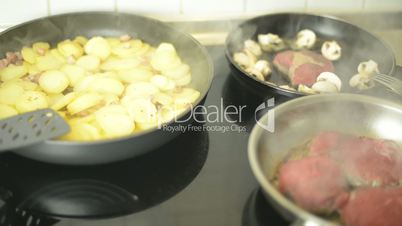 Steak und Bratkartoffeln braten