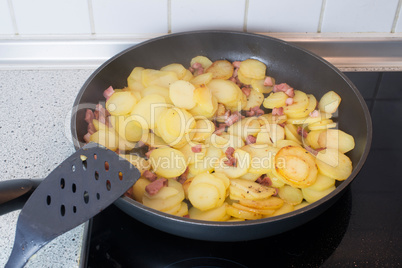 Steak und Bratkartoffeln braten