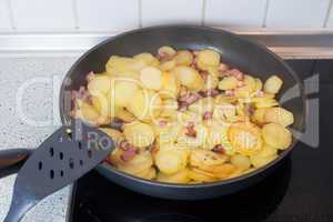 Steak und Bratkartoffeln braten