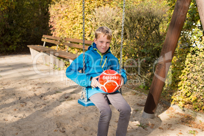 Kind auf Schaukel