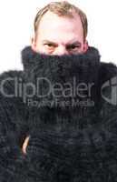 Mann mit einem schwarzen Angora Pullover