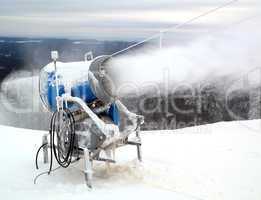 Snowmaking with snow cannon