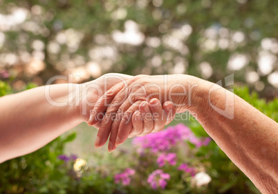 Hand in Hand mit dem Senior