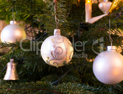 Weihnachtskugel am Tannenbaum