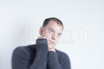 Mann in einem Angora Pullover