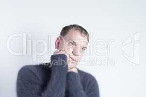 Mann in einem Angora Pullover