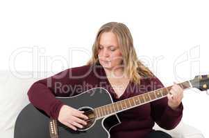 Frau spielt Gitarre