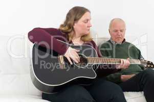 Frau spielt Gitarre