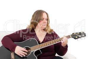 Frau spielt Gitarre