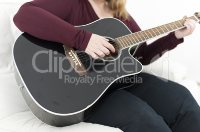 Frau spielt Gitarre