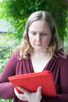 Frau und Tablett PC