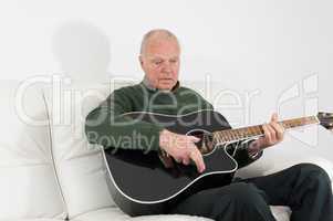 Rentner spielt Gitarre