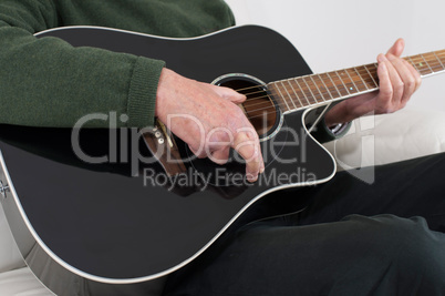 Rentner spielt Gitarre