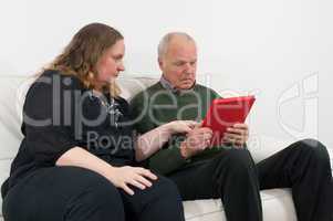 Frau und Rentner am Tablet PC