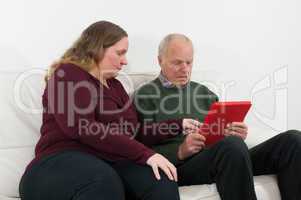 Frau und Rentner am Tablet PC