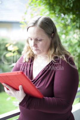 Frau surft mit Ihrem Tablett PC