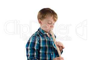 Kind spielt auf eine Flöte