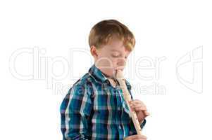 Kind spielt auf eine Flöte