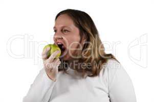 Frau beißt in einem Apfel
