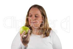 Frau beißt in einem Apfel