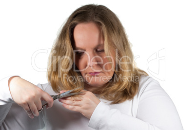 Frau schneidet Haare