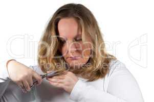 Frau schneidet Haare