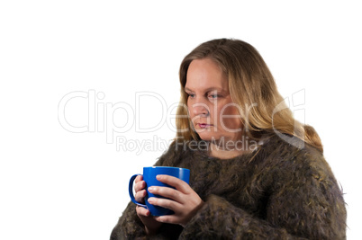 Frau ist erkältet und trinkt Tee