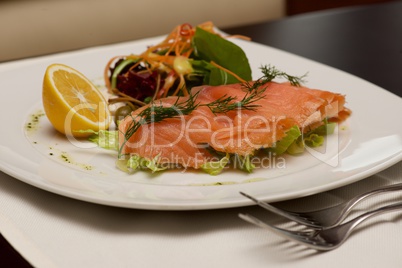 Smoked salmon and salad with lemon half