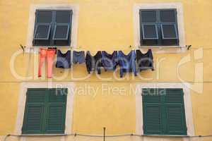 Wäscheleine an einem Haus in Camogli, Italien