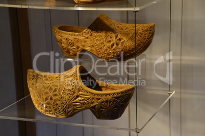 holzschuhe in vitrine