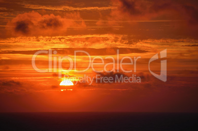 roter sonnenuntergang am meer