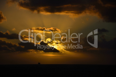 schiff im sonnenuntergang am meer