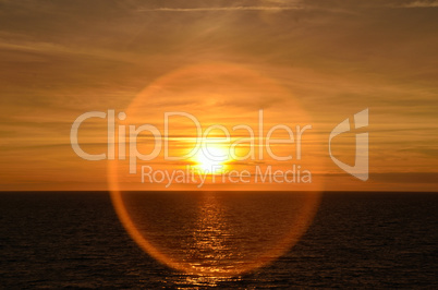 sonnenuntergang am meer mit ring von sonne