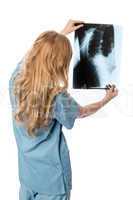 Ärztin schaut auf ein Röntgenbild