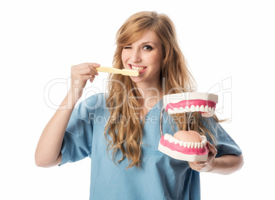 Ärztin zeigt richtiges Zähne putzen